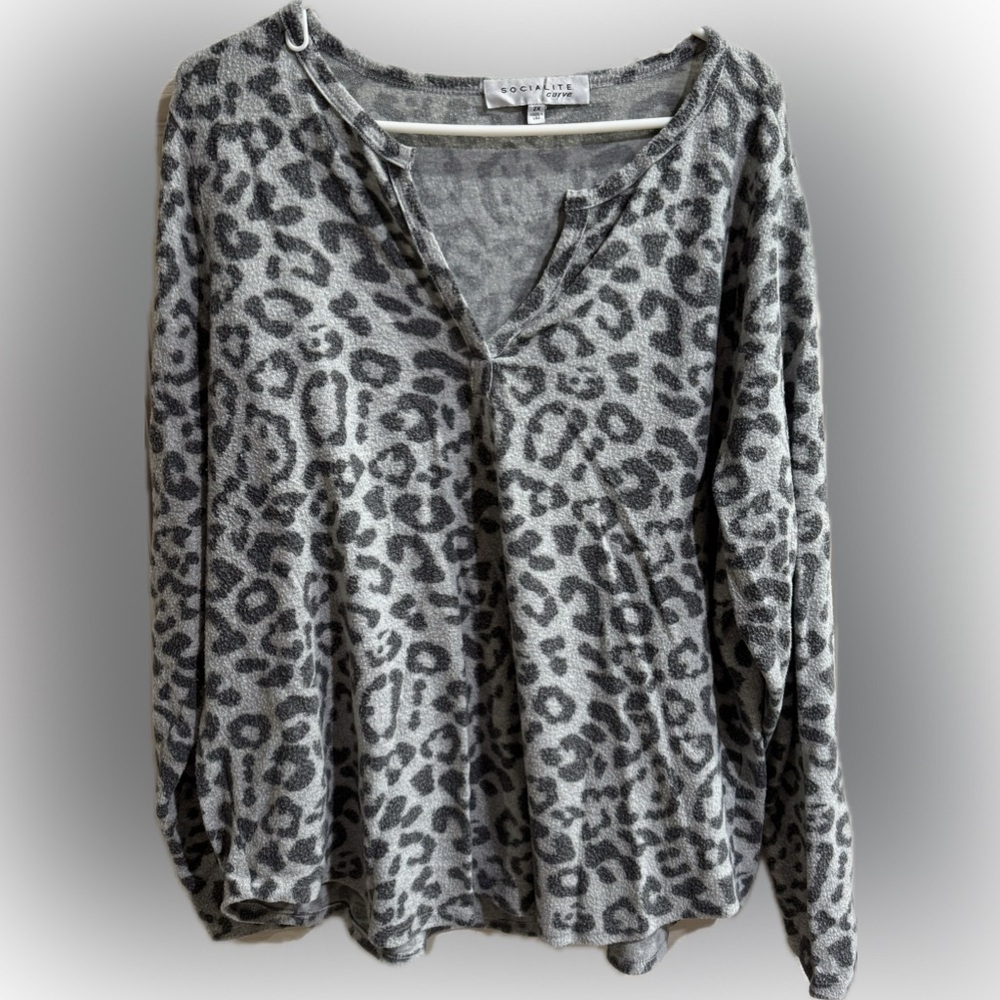Socialite Curve Gray Patterned Top